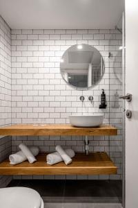 特拉维夫普利马城市酒店的一间带水槽和镜子的浴室