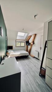 Saint-Nizier-du-Moucherotte[logement cosy] Belle vue, Reposant, Télétravail的一间卧室配有一张床和天窗