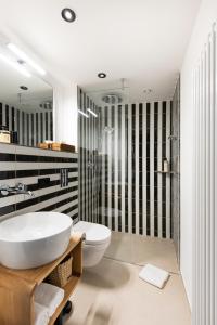 维尔茨堡The Barthels Boutique Hotel的浴室配有白色水槽和卫生间。