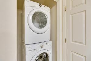 基西米New Home Close To Disney Bliss!的客房内的白色洗衣机和烘干机