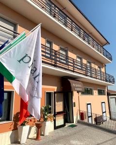 SantʼElia a PianisiPianisi Albergo的前面有两面旗帜的建筑