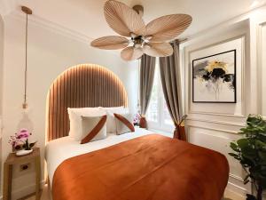 巴黎Luxury 2 Bedroom - Notre Dame的一间卧室配有一张大床和吊扇