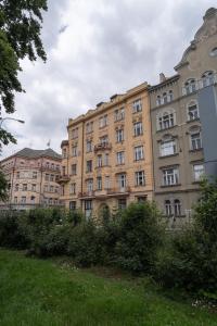 布拉格Attic Apartment in Smíchov by Prague Days的田野中间的大建筑