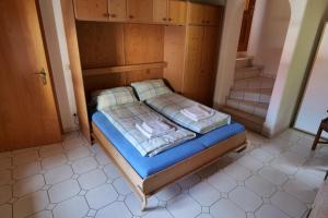巴特格里斯巴赫Ferienwohnung Baier的一间小卧室,卧室内配有一张床铺