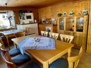 特里滕海姆Gästehaus Mack的一间带木桌和椅子的用餐室