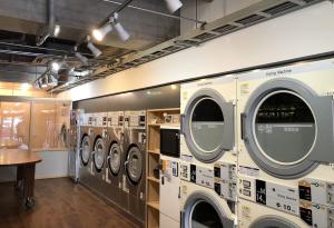京都Apartment HOTEL KIRO Kyoto STATION的洗衣房里的洗衣机