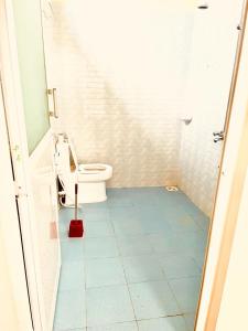 帕杰Mbuyu Uvi Apartment的一间位于摊位的卫生间浴室