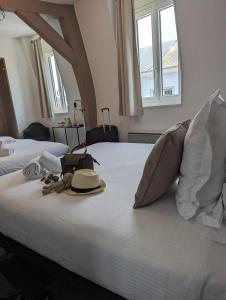 贝尔奈金狮酒店和Spa的一张带帽子和一双鞋的床