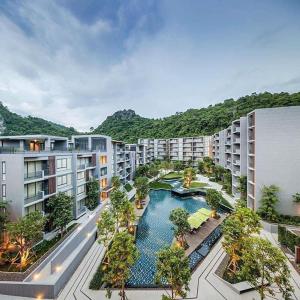北冲Deluna 23degree by The valley khao yai的享有公寓大楼空中美景,设有游泳池