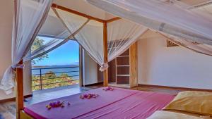 安迪拉纳Superbe villa avec ponton privé的一间卧室配有一张带鲜花的大床