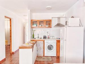 滨海罗克塔斯Apartamento Los Mangos的厨房配有冰箱和洗衣机。
