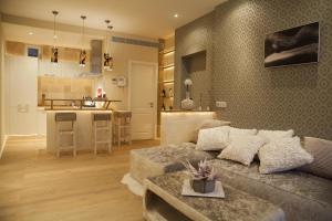 马略卡岛帕尔马帕尔马设计套房酒店 的带沙发的客厅和厨房