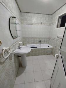 甘达坞伊港Appartement S2 Kantaoui vue mer的浴室配有盥洗盆和浴缸。