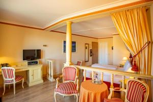 圣戈阿尔Hotel Schloss Rheinfels的客房设有一张床、一张桌子和椅子。