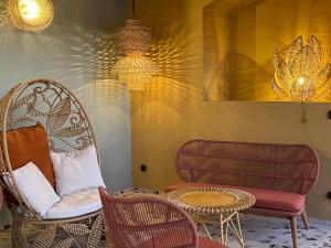 维琪奥港Hotel Riva Beach的一间设有两把椅子、一张桌子和一张沙发的房间