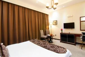 迪拜Better Living Apartment的配有一张床和一台平面电视的酒店客房