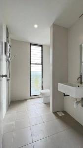 普崇Spacious Townvilla - 10pax的白色的浴室设有卫生间和水槽。