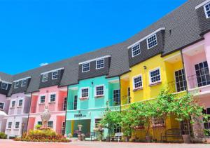 Ban Raiณ บ้านแม่ รีสอร์ท的街上一排色彩缤纷的房屋