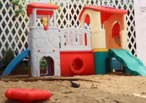 Ban Raiณ บ้านแม่ รีสอร์ท的沙箱里沙子里放玩具