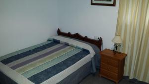 阿尔科斯-德拉弗龙特拉奎斯塔奥德贝伦旅馆的一间卧室配有一张床和一个带灯的床头柜