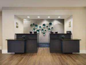 阿灵顿Homewood Suites by Hilton Boston Cambridge-Arlington, MA的大厅,房间有两个柜台