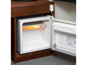 福冈Plaza Hotel Tenjin - Vacation STAY 40083v的厨房里设有一台带门的小冰箱