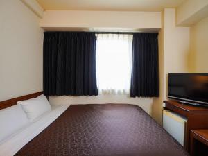 福冈Plaza Hotel Tenjin - Vacation STAY 40083v的小房间设有床和电视