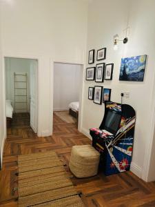 塔伊夫Dar Sayang的走廊上设有墙上笔记本电脑的房间