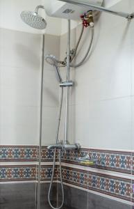 坎帕拉FG Homestay, Kampala Muyenga-Bukasa的带淋浴喷头的浴室