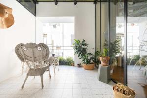 马赛Le Loft du Vieux-Port - St Victor的一间设有椅子和盆栽植物的房间