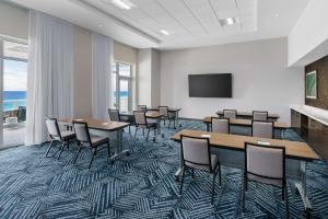 巴拿马城海滩Hyatt Place Panama City Beach - Beachfront的一间会议室,配有桌椅和平面电视