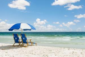 巴拿马城海滩Hyatt Place Panama City Beach - Beachfront的海滩上的两把椅子和一把遮阳伞