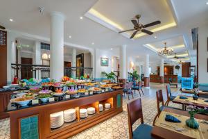 会安Lantana Boutique Hoi An Hotel的在一家提供多种食物的酒店享用自助餐