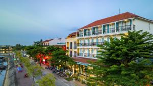 会安Lantana Boutique Hoi An Hotel的享有街道及建筑和树木的景色