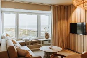 米德尔克尔克BONK suites的带沙发和2扇窗户的客厅