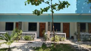 马拉帕斯加ELEN INN - Malapascua Island FAN ROOM #2的前面有两座白长椅的房子