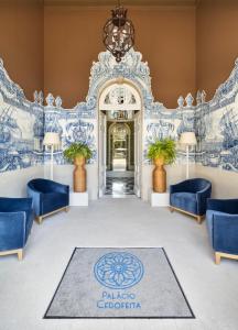 波尔图One Shot Palácio Cedofeita的一间大客房,拥有蓝色和白色的壁纸