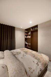 奥德海文利Nuit Blanche的一间卧室设有一张大床和一个书架