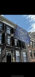 阿姆斯特丹Hotel 717的蓝旗在建筑物前飞