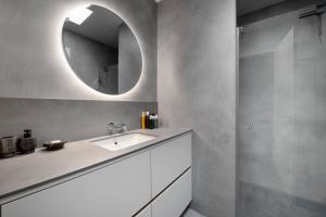 奥德海文利Nuit Blanche的一间带水槽和镜子的浴室