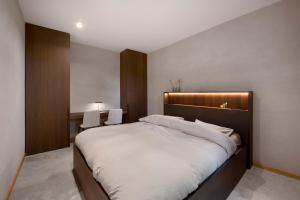 奥德海文利Nuit Blanche的一间卧室配有一张大床和木制床头板