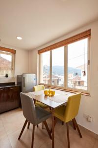 加德满都斯塔帕拉瓦亚布公寓酒店 的餐桌、椅子和大窗户
