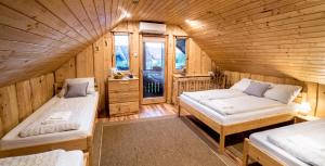 德布勒森Tündérkert Apartman的小木屋内带两张床的房间