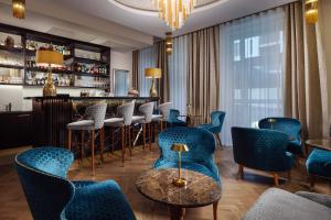 布拉格Allure Hotel Prague的一间酒吧,内设蓝色的椅子和桌子