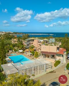 基帕里夏Apollo Resort Art Hotel的享有带游泳池的度假村的空中景致