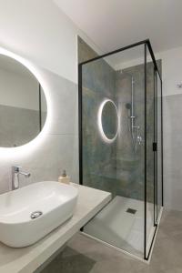阿尔巴塔克斯Sa Pasadina的一间带水槽和玻璃淋浴的浴室