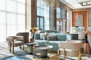 伯萨布尔萨喜来登酒店的大堂设有蓝色的沙发、椅子和吊灯