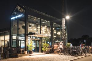 哥本哈根Go Hotel Østerport的一座在晚上停放自行车的建筑