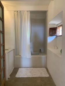 德阿Son Rullan的浴室配有白色的淋浴帘和浴缸。