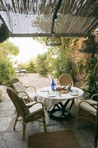 德阿Son Rullan的庭院配有桌椅和桌子
